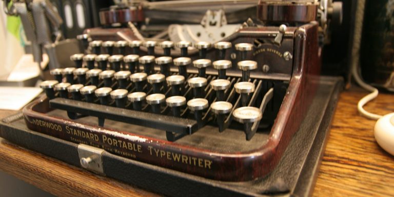 typewriter-401858_1920
